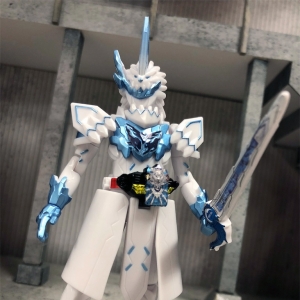 【食玩】圣刃装动 剑锋银鬃冰兽战记！