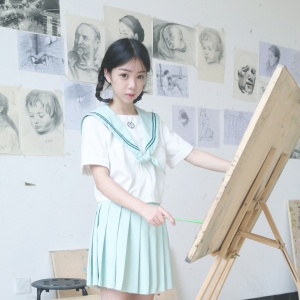画室里的JK少女。