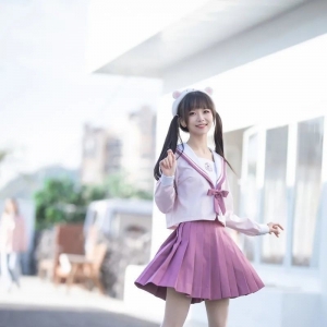 JK少女：我想快乐 可难过不会放过我