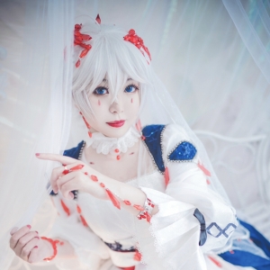 cos：南北组言和，络天依红雨冠cos正片