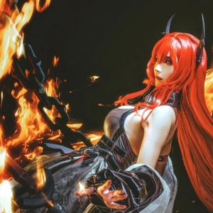 cos：明日方舟史尔特尔无拘熔火cos正片@一粒榛子