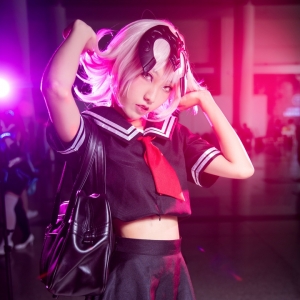 cos：黑贞场照，全身黑色表情非常酷