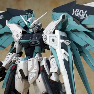 不一样的初音配色，MG自由高达2.0改色涂装