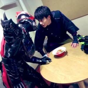 假面骑士Saber​：天灾写真倒数第二次，再次和莲仔抢夺红姜拉面 ...