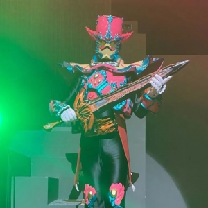 假面骑士Saber舞台剧追加迷之骑士，流苏盗鲁邦皮套变身在即
