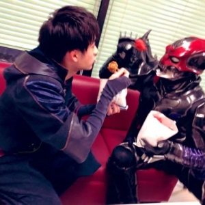 假面骑士：天灾和莲仔分享红姜炸鸡，Saber写真集明年发售