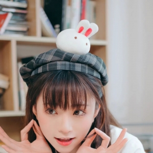 JK少女：吃草莓嘛？很甜的那种