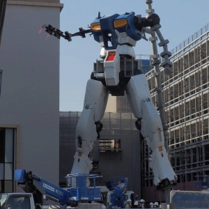 实物大1:1牛高达立像进度惊人，脚部外甲组立，LED加持