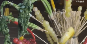 煎饼卷万物！冰糖裹世界！小伙卖“冰糖香菜”火出圈