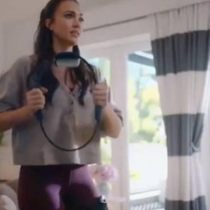 《神奇四侠》杰西卡出演NS广告 性感女神大玩健身环