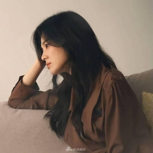 冬日氛围拉满！40岁宋慧乔近照：笑容甜美温婉迷人