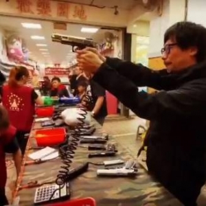 小岛秀夫夜市之旅：化身“枪神”！九枪连中赢得奖品