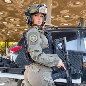 战力无敌！以色列女兵Natalia Fadeev：美颜搭军服