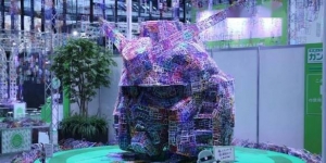 提倡环保减少污染 万代展示回收板件制成巨型高达头雕