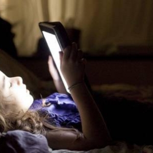 专家表示：睡前长时间玩手机或使患抑郁症几率增加