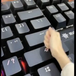 键盘侠终极装备！女子晒10万元超大键盘 可正常使用