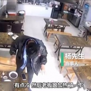 男子吃早餐鸡蛋突然爆炸：我也很懵 头发衣服上全是蛋