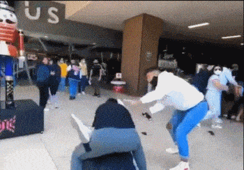 粉丝为抢《蜘蛛侠3》首映票而大打出手：多人互殴