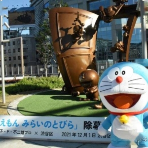 哆啦A梦未来门亮相东京 纪念藤子F不二雄诞辰88周年