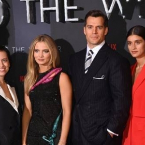 亨利卡维尔帅气依旧！《巫师》剧组出席第二季首映式