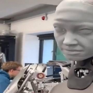 英国科技公司制作表情超逼真机器人 真实到略感恐怖