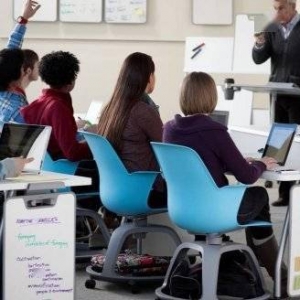 多数年轻人找非专业相关的工作 专家表示浪费教育资源