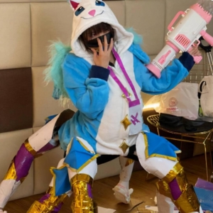 真人版佐伊？LPL女主持骆歆换新造型，粉红发色吸睛