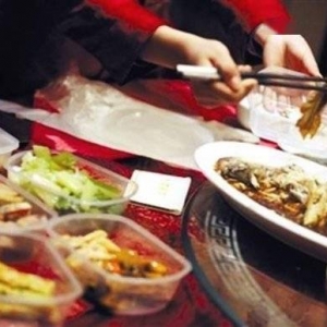 冰箱剩饭不能随便吃！女子心存侥幸引来疾病缠身