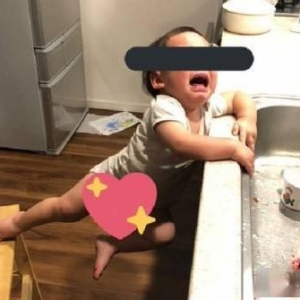 日本妈妈晒娃引争议！网友：孩子摔倒还有心情拍照？