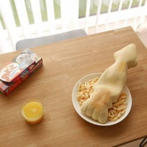 都是木制品！融化在木板上的冰块：看不出真实材质