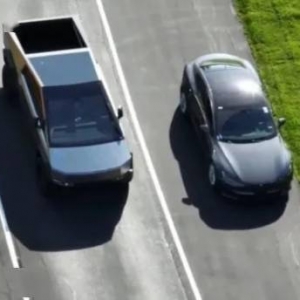 向交警低头 特斯拉CyberTruck无奈装上后视镜和大雨刷