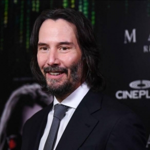 笑容灿烂！基努·里维斯亮相《黑客帝国4》首映现场