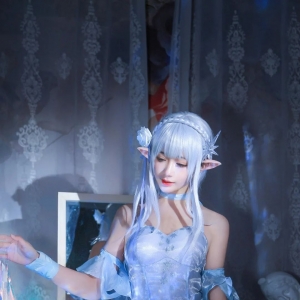 cos：艾米莉亚冰晶礼服cos正片@鱼子酱