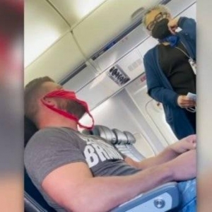 美国男子红色丁字裤挂脸上当口罩！最后被机组劝下飞机
