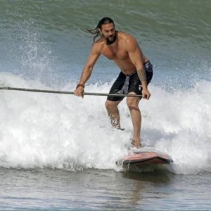 42岁杰森莫玛冲浪秀肌肉！《海王2》已经结束拍摄