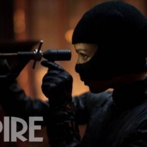 《新蝙蝠侠》全新剧照曝光：猫女一身黑衣神秘莫测