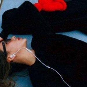 女子戴耳机助眠致耳聋 医生建议连续使用不超60分钟