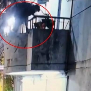 男生凌晨爬树进女生宿舍偷内衣被拘 男生凌晨两点爬树进女生宿舍偷内衣 ...