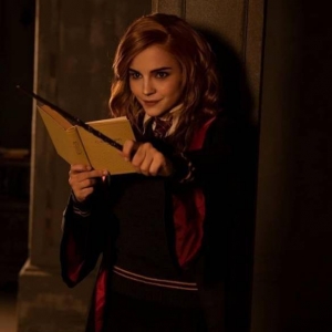 俄妹COS《哈利波特》赫敏 魔法少女另显成熟性感