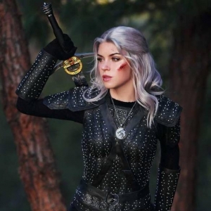 《巫师》杰洛特性转COS：紧身战甲尽显性感曲线