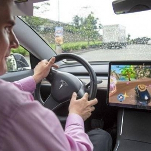 特斯拉被调查后妥协！司机开车时不能用中控屏玩游戏