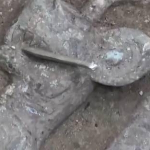 三星堆又上新！虎头虎脑的青铜龙 体量巨大 前所未见