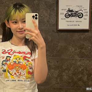 痞幼真迷上了变装?Cos圣诞老人,衣服都只是用几块布缝合而成