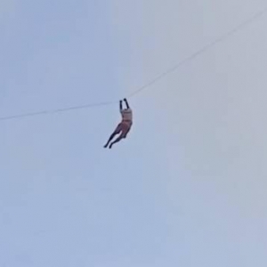 男子放风筝不松手被带到10米高空！网友：你想上天？