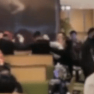 海底捞店内现庆生和吵架同框 网友：人类悲欢不相通