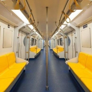 地铁禁止手机声音外放 车厢内却播放大音量广告？