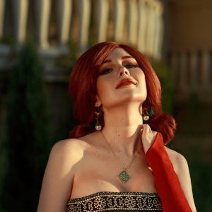 俄罗斯正妹COS《巫师》特莉丝 一袭优雅长裙性感妩媚