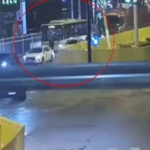 女子未赶上公交挡车前玩手机20分钟引热议 已被行拘