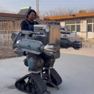 手工耿最新力作“保安巡逻机甲”：老大爷实现机甲梦