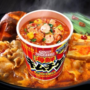 泡面倒地上！日清杯面匪夷所思创意产物：面条拖把